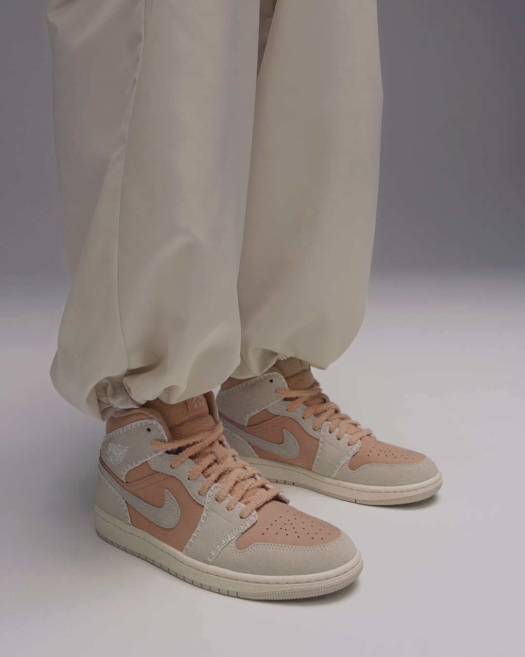 NIKE公式】エア ジョーダン 1 MID SE ウィメンズシューズ.オンライン